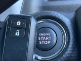 【キーレススタートシステム】カバンやポケットに入れたままでもドアの施錠・解錠が可能なスマートキーを装備。エンジンのオン・オフ時もカギを取り出す必要が無いからとっても便利です♪