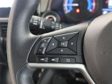 ステアリングスイッチ付き。前方から目を離すことなく操作することが可能です。
