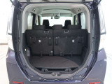 後部座席を倒せば大きな荷物も楽に積めます。