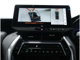 パノラミックビューモニター装備!サイドクリアランスビュー/コーナリングビュー・車両に取り付けたフロント、サイド、バックカメラの映像を合成して画面上に表示させ、車両をうしろ上空から見たような映像を表示。