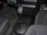 操作が楽なフロアシフト、インパネ周りもすっきりしています。