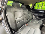 後部座席も気になるようなキズ・汚れやへたり等、大きなダメージはなく、良好な状態です。