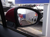 インテリジェント BSI(後側方衝突防止支援システム)+BSW(後側方車両検知警報)搭載。車線変更をするとき、隣のレーンにクルマがいる場合に警報によってドライバーに注意を促します。ミラーはヒーター付です。