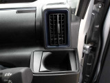 運転席のカップホルダーはエアコンの吹き出し口にありますので冷やしたり温めたりすることが出来ます☆
