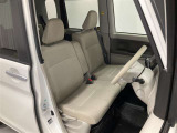ベンチシートは、背もたれと座面が広く開放的です。また、助手席から運転席に移動がスムーズに行えます。