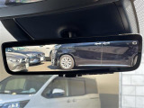 【デジタルインナーミラー】車両後方カメラの映像をルームミラーに映すことが出来ます。 そのため、後席に人や荷物があって後方が見えづらい場合でもしっかり視界を確保することが出来ます。