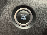 エンジンスタートボタンです。キーが車内にあれば、エンジンの始動・停止はブレーキを踏んでスイッチを押すだけ!キーを取り出す手間を省き、ワンプッシュでエンジンを操作するので簡単でスムーズです。