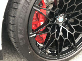 Mスポーツ・ブレーキ! Mのロゴがあしらわれた赤色のMスポーツ・ブレーキはダイナミックなパフォーマンスに相応しい、優れた制動力を発揮します。