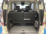 普段のお買い物や通勤、送迎等に十分な荷室スペースを確保しております。三列目を格納すると、大きな荷物の積載も可能です♪