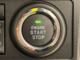 エンジン始動はプッシュスタートで楽々♪電子カードキーを携帯していれば、ブレーキを踏みながらボタンを押すだけで、エンジンの始動がスマートに行えます♪