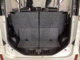 リアシートを使用していても、しっかり積めるワイドなトランクスペース!