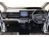 操作性に優れた運転席となります!小物入れや各ボタンの配置にこだわり、使いやすいです!座り心地もよく視認性も良好なのでロングドライブもお任せ下さい!