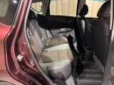 後部座席は足元広々でゆったりと乗れるスペースです♪