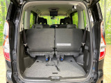 普段のお買い物や通勤、送迎等に十分な荷室スペースを確保しております。三列目シートを格納すると、大きな荷物の積載も可能です♪
