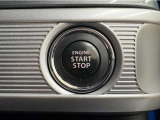 エンジンスタートボタンです。キーが車内にあれば、エンジンの始動・停止はブレーキを踏んでスイッチを押すだけ!キーを取り出す手間を省き、ワンプッシュでエンジンを操作するので簡単でスムーズです。