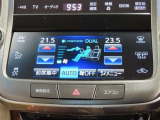 左右独立温度コントロールフルオートエアコンです。運転席、助手席それぞれで独立して温度設定ができます。冷え性の方が乗っても安心ですね♪