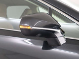 走行中、ドアミラーでは確認しにくい後側方エリアに存在する車両を検知し、ドアミラーのインジケーターが点灯するブラインドスポットモニター付