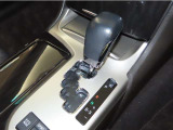 誤操作の少ないゲート式シフトレバーを装備しております。