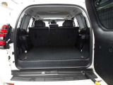 サードシートを収納すると広々スペース♪家族で旅行に出掛けたり♪ゴルフや釣りなど〜趣味にも大活躍です♪