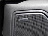BOSEサラウンドサウンドシステムは、車内の音響特性に合わせて的確にチューニングされており、コンサートホールのようにバランスに優れた原音を忠実に再現した音響パターンを生み出します。