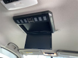 【 フリップダウンモニター 】天井にはフリップダウンモニターも装備されております♪お子様など、ロングドライブでも退屈せず楽しくお過ごしいただけます。