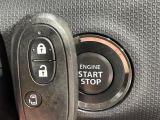 【キーレススタートシステム】カバンやポケットに入れたままでもドアの施錠・解錠が可能なスマートキーを装備。エンジンのオン・オフ時もカギを取り出す必要が無いからとっても便利です♪