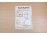 【車両検査証明書】店頭にて、クルマの状態が一目で分かる査証明書を公開中。トヨタ認定検査員が厳しく検査し、状態を点数と図解で表示しています。修復歴はもちろん、傷やヘコミの箇所や程度がご確認いただけます。