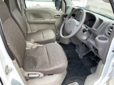 運転席は広々としていて、ゆったりと運転をお楽しみいただくことができますよ。