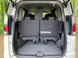 普段のお買い物や通勤、送迎等に十分な荷室スペースを確保しております。サードシートを倒すと、大きな荷物の積載も可能です♪