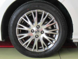 純正アルミホイールのデザインは、ボディデザインとマッチしており、すっきりした雰囲気は好印象です!