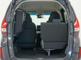 3列目シートは左右独立で収納することができます。5人乗車状態でより多くの荷物を積むことができます。