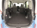 【トランクルーム】荷室の広さも十分です!シートアレンジでシートを畳めば長い荷物だって積めますね。シートアレンジの操作方法など、お気軽にご相談下さい。