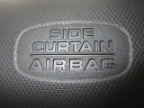 サイドカーテンエアバックシステムは、側面衝突時に大人から子供までさまざまな体格の乗員の頭部や頚部を広範囲で保護。特にセンターピラーへの頭部衝突を防ぐ展開性能を実現しています。