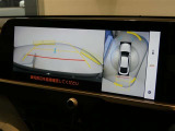 パノラミックビューモニター付きです。車両を上から見たような映像をディスプレイオーディオ画面に表示。運転席からの目視だけでは見にくい、車両周辺の状況をリアルタイムでしっかり確認できます。