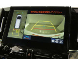 パノラミックビューモニター付きです。車両を上から見たような映像を画面に表示。運転席からの目視だけでは見にくい、車両周辺の状況をリアルタイムでしっかり確認できます。