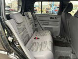 〔後席シートの画像〕 目立つ傷や穴もなく状態良好です!