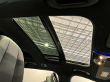 パノラミックルーフで明るい車内と開放感あるドライブをお楽しみいただけます。