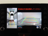 パノラミックビューモニター付きです。車両を上から見たような映像をモニター画面に表示。運転席からの目視では見にくい、車両周辺の状況をリアルタイムでしっかり確認できます。