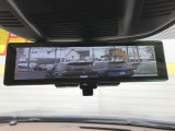 【インテリミラー】車両後方にあるカメラの画像をルームミラーに映し出します。シーンに応じて液晶モニターとミラーとを任意に切り替えることもできます