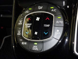 オートエアコン付きなので一度、気温を設定すれば自動的に過ごし易い温度に調整してくれますよ。 車内をいつでも快適空間にしてくれます。