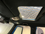パノラミックルーフで明るい車内と開放感あるドライブをお楽しみいただけます。