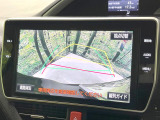 【バックカメラ】駐車時に後方がリアルタイム映像で確認できます。大型商業施設や立体駐車場での駐車時や、夜間のバック時に大活躍!運転スキルに関わらず、今や必須となった装備のひとつです!