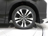 純正アルミホイールを装備しております、タイヤサイズは235/50R18です。