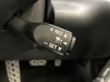 【クルーズコントロール機能】高速道路などでアクセルを踏まずに一定速度での走行を可能にし、ドライバーの負担を軽減します。