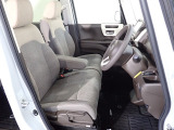 フロントシートはベンチシートです、運転席と助手席の移動が簡単です。真ん中にはアームレストも装備されています! また運転席シートの高さも調整できます。