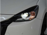 【LEDヘッドライト】悪天候や夜間走行時も良好な視界を確保し安心して運転できる高輝度LEDヘッドライトを装備。明るい上に点灯速度が早く消費電力も抑えられています。