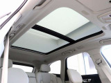 屋根一面まるごととも言える特大サイズのチルトアップ機構付電動パノラマ・ガラス・サンルーフ。晴天時はもちろん、雨天・曇天時にもシェードを開けることで常に開放的な車内空間を実現させてくれます。