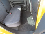 【後部座席のフロアマット】後部座席も純正フロアマット付きです。こちらも大きなスレや傷、汚れなどなく綺麗な状態です。