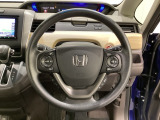 ハンドルにHondaセンシング系のクルーズコントロールやレーンキープアシストなどのスイッチと、オーディオの操作スイッチが装備されています。ハンドルから手を離さず安全に操作できます。