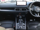 現在のMAZDA車はインパネ配置が視線の動きが少なくなるように設計レイアウトされています☆ひとつひとつの部品からMAZDAの安全に対するこだわりを感じる事が出来ます☆